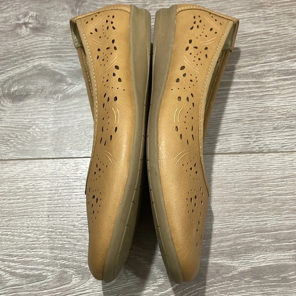 Earth Spirit Gelron 2000 Perforated Ballet Flats Tan 8 - Picture 12 of 14